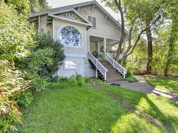 2nd image of 168 Pine St