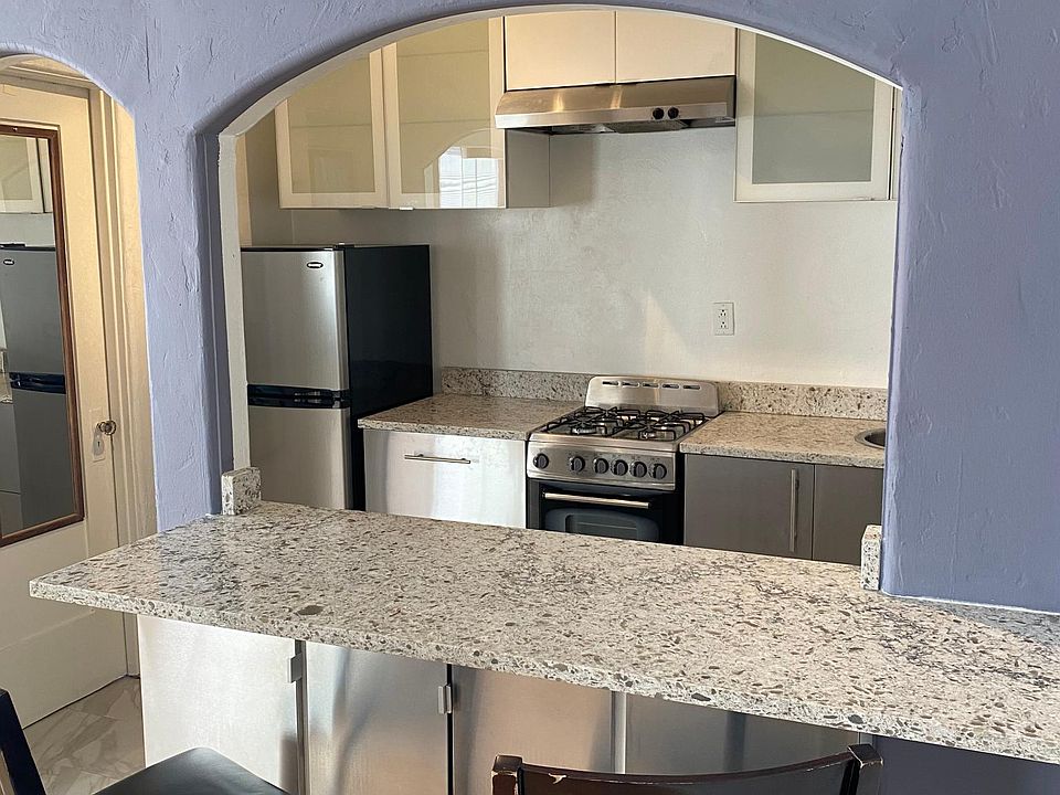 Open bar to kitchen