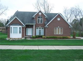 26 Pine Creek Ct, Troy, MI 48085