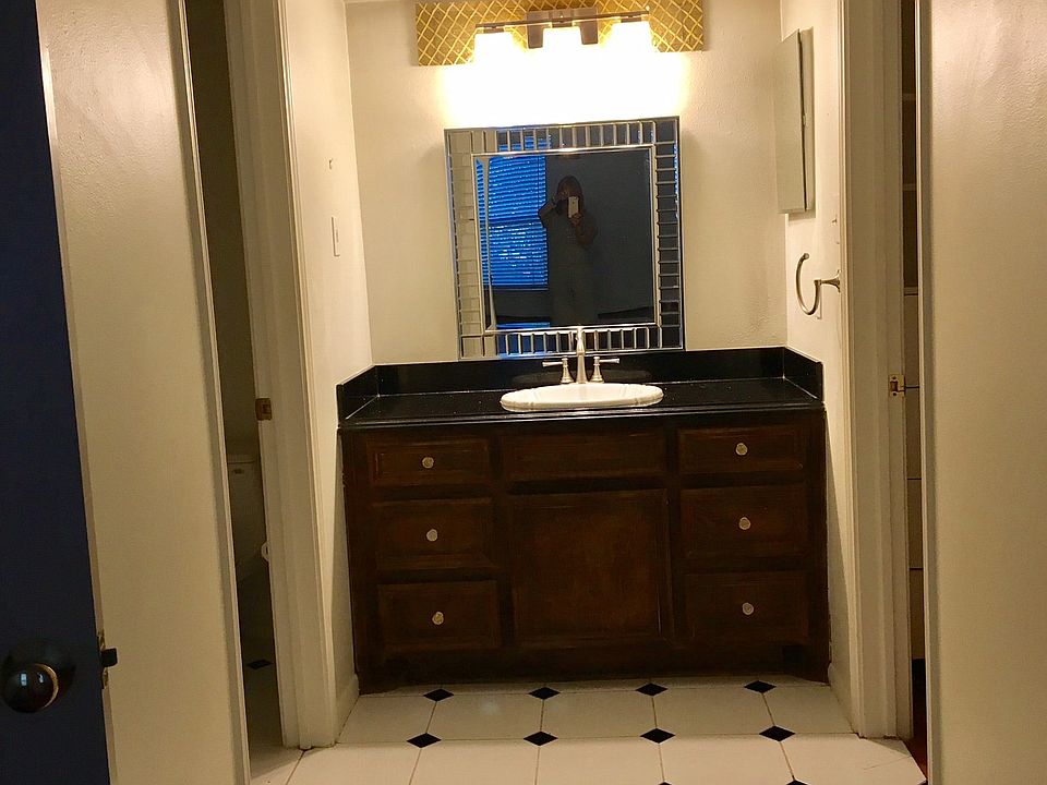2nd image of 1601 S Shepherd Dr