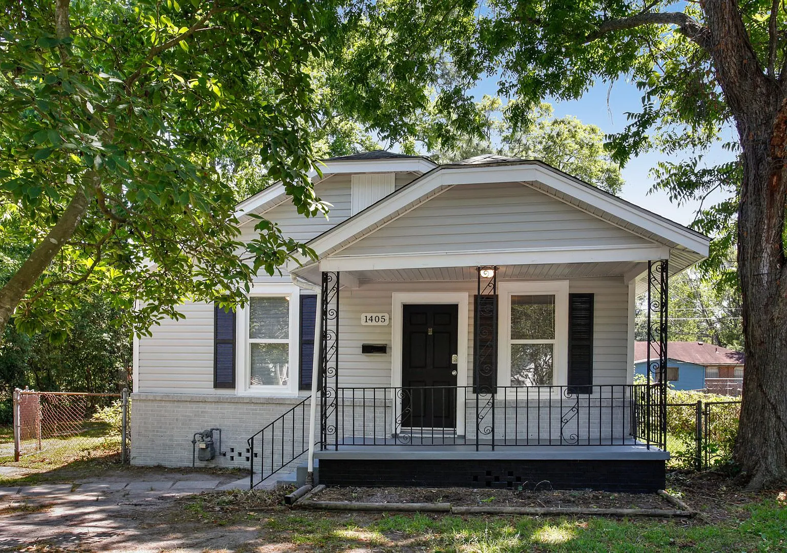 Large 4BR/2BA Home Walking Distance to Daffin Park — Photo 1