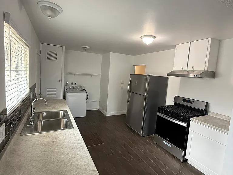 3222 W Nicolet St — Photo 5