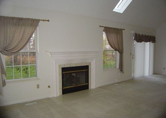 4th image of 5931 Halle Farm Dr #B