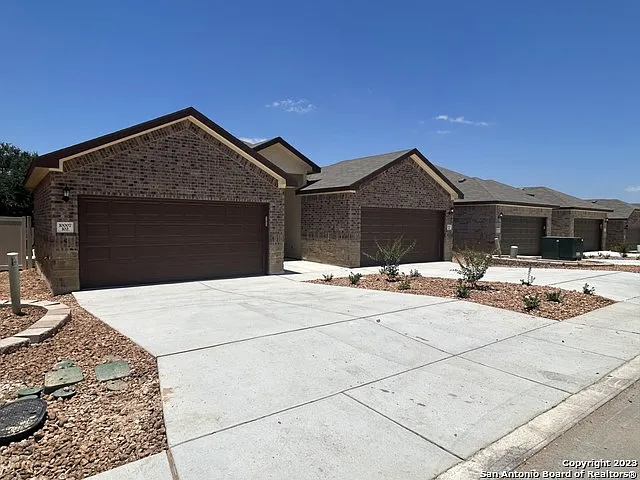 3 bed, 2.0 bath, 2694 sqft, $1,800 — Photo 2