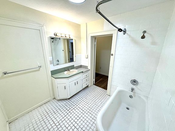 2nd image of 503 E Market St #A