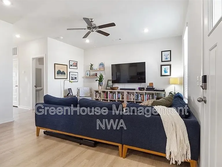 4813 Triangle St — Photo 8