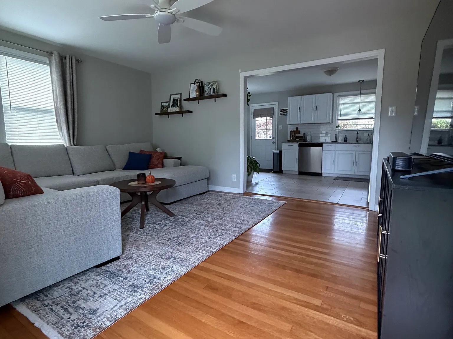 3 bed, 1000 sqft, $2,400 — Photo 2
