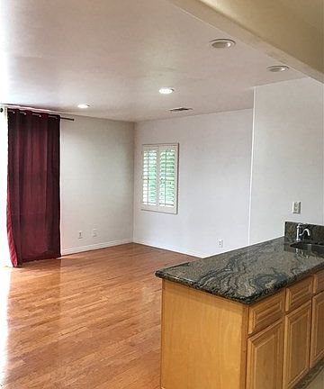 3rd image of 940 W Mabel Ave