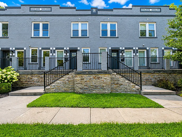 2823 Ashland Ave — Photo 1