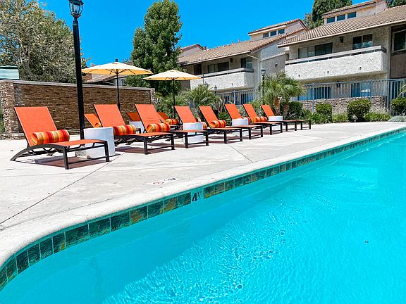 Mountain View Pool Lounge