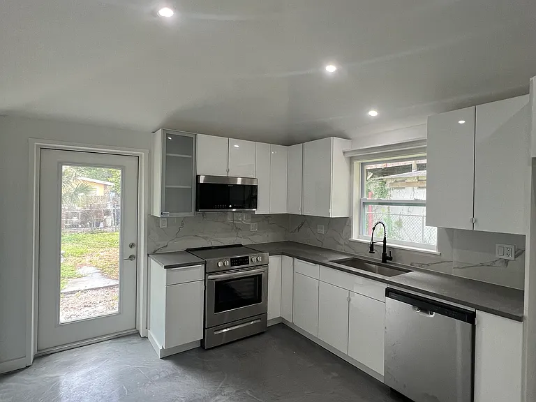 2403 E 10th Ave — Photo 5