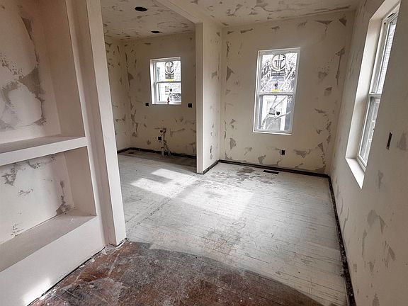 3rd image of 307 E Walnut St