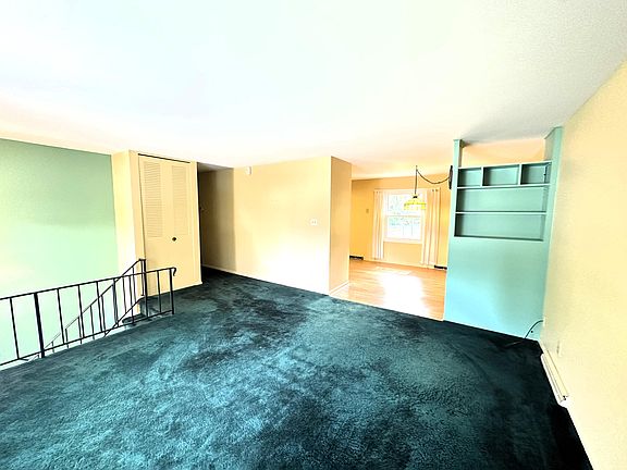 5th image of 901 Essex Ln