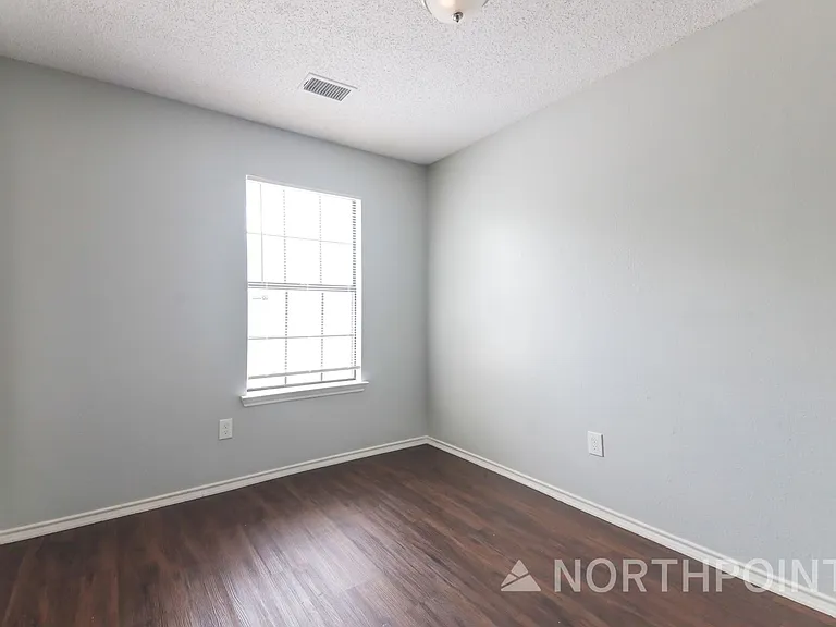 2708 Briarbank Cir — Photo 10