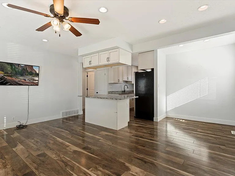 3940 Evelyn Rd — Photo 6