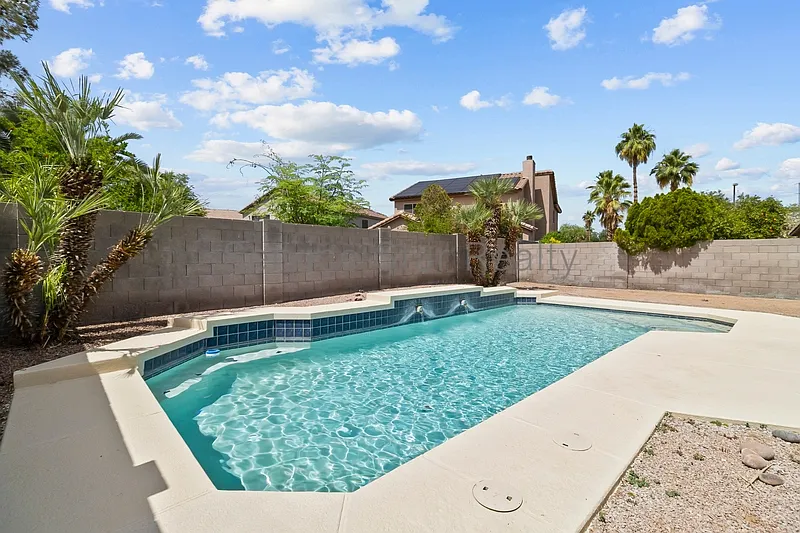 4 bed, 2.5 bath, 2413 sqft, $2,595 — Photo 2