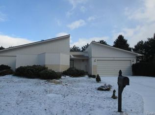 46 Foxboro Dr, Rochester Hills, MI 48309