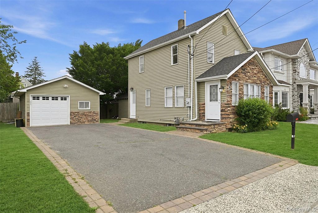 2-bedroom house for sale in Hicksville