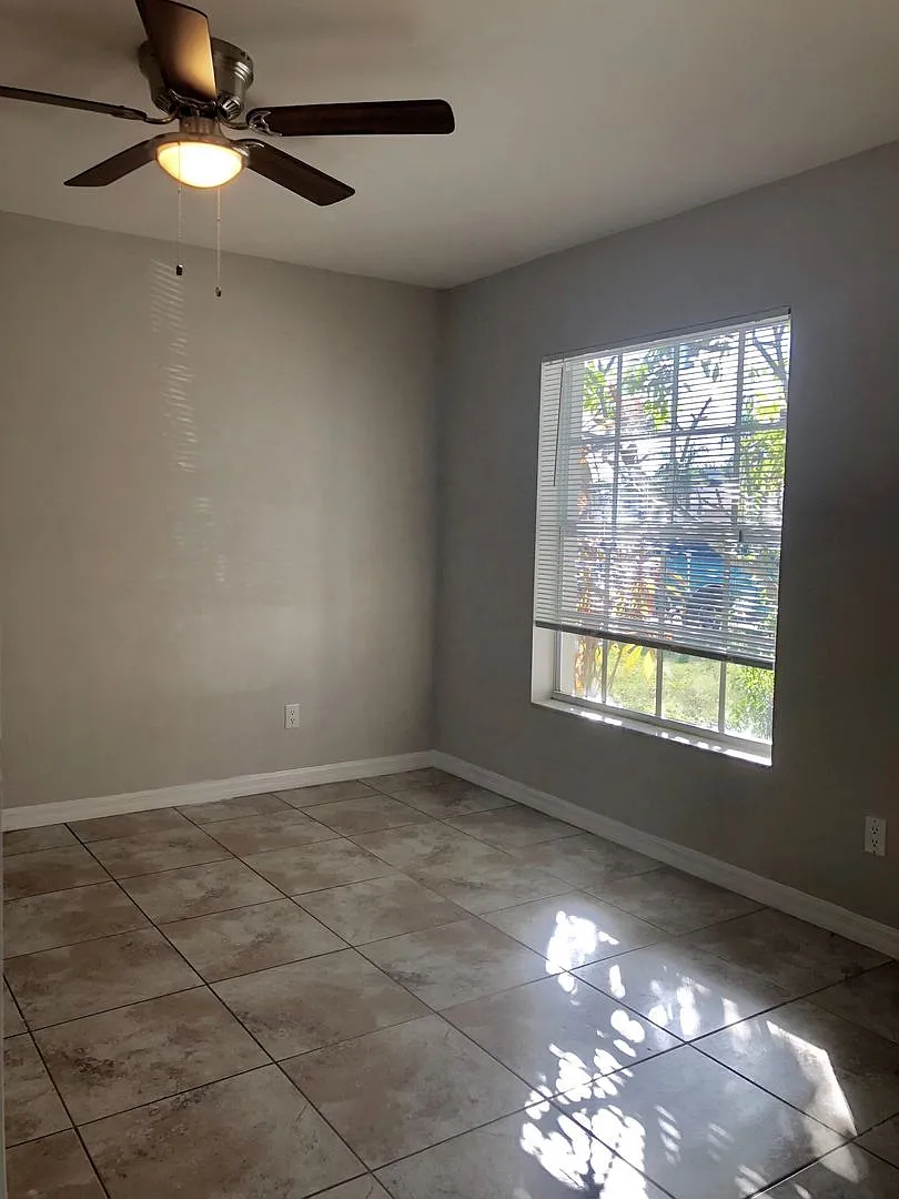 Experience this Large Cape Coral 3 bedroom 2 bath duplex with 1 car garage and screened in lanai. — Photo 4