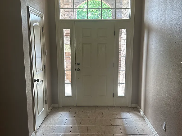 2712 Quarry Dr — Photo 3