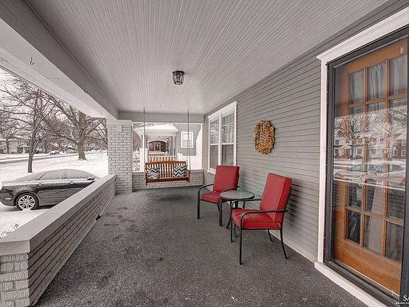 3rd image of 826 S Santa Fe Ave