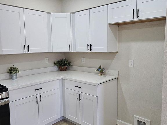 3rd image of 1140 E 6TH Street