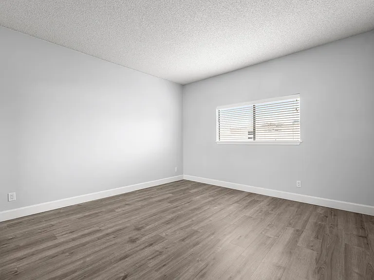 11800 Goshen Ave — Photo 8
