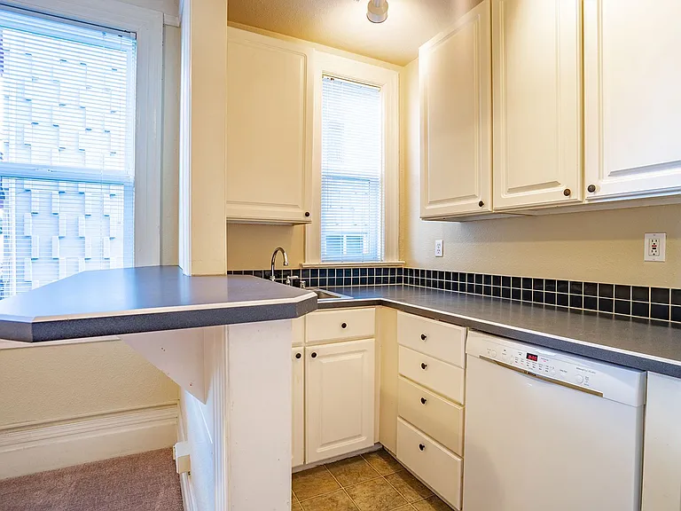 Alexander Apartments — Photo 11