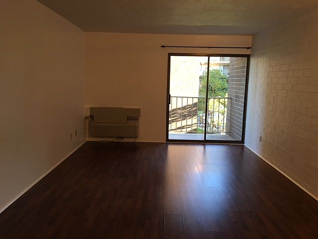 1st image of 2106 Kanawha Blvd E