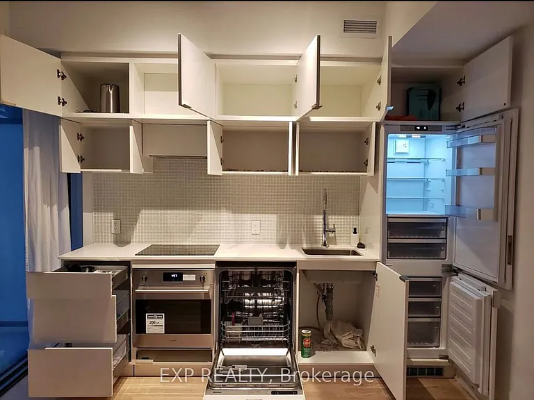 185 Roehampton Ave #911 — Photo 8