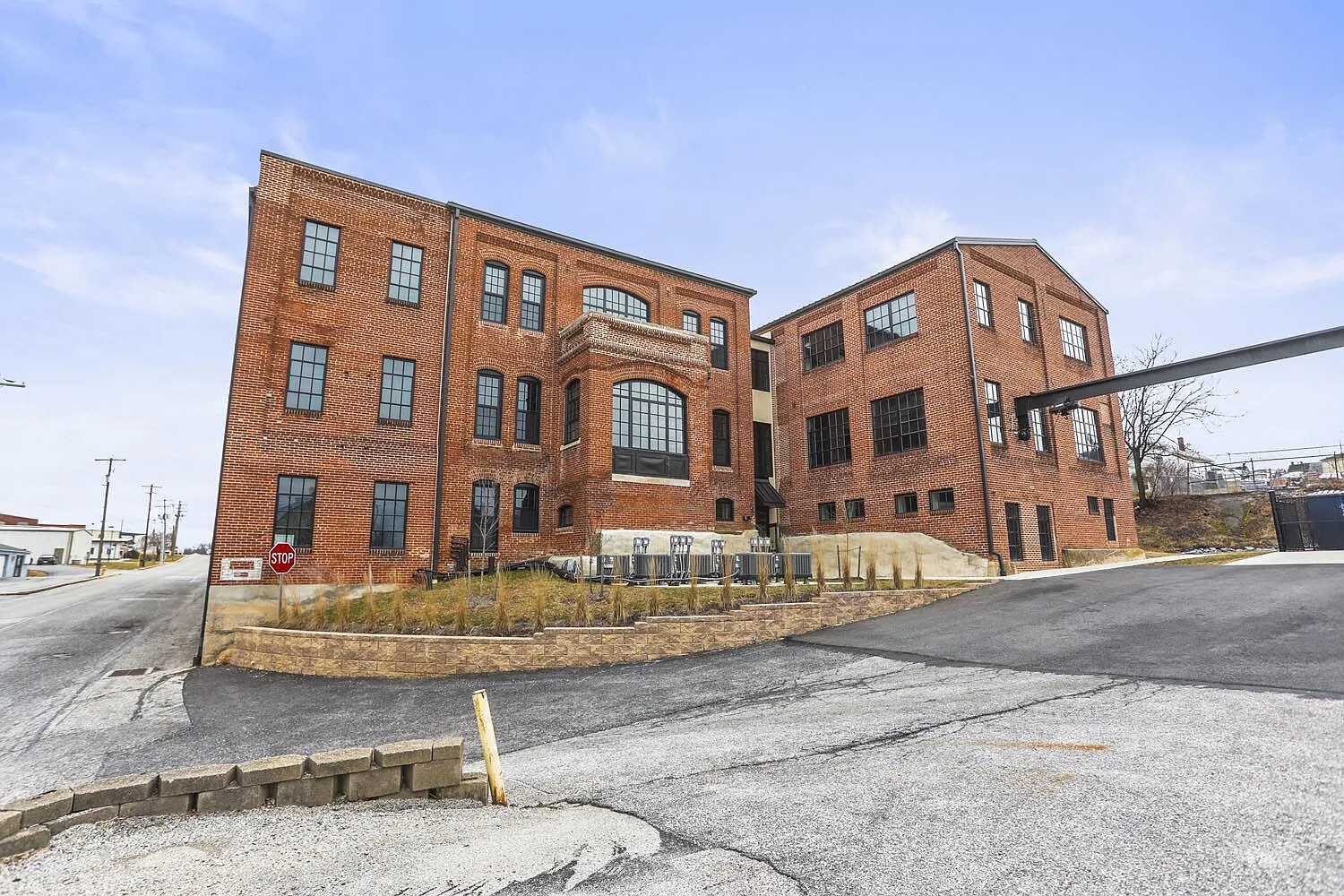 Lombard Commons — Photo 1