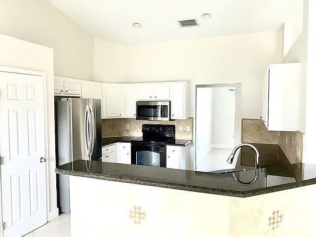 3 bed, 2.0 bath, 1858 sqft, $2,500 — Photo 3