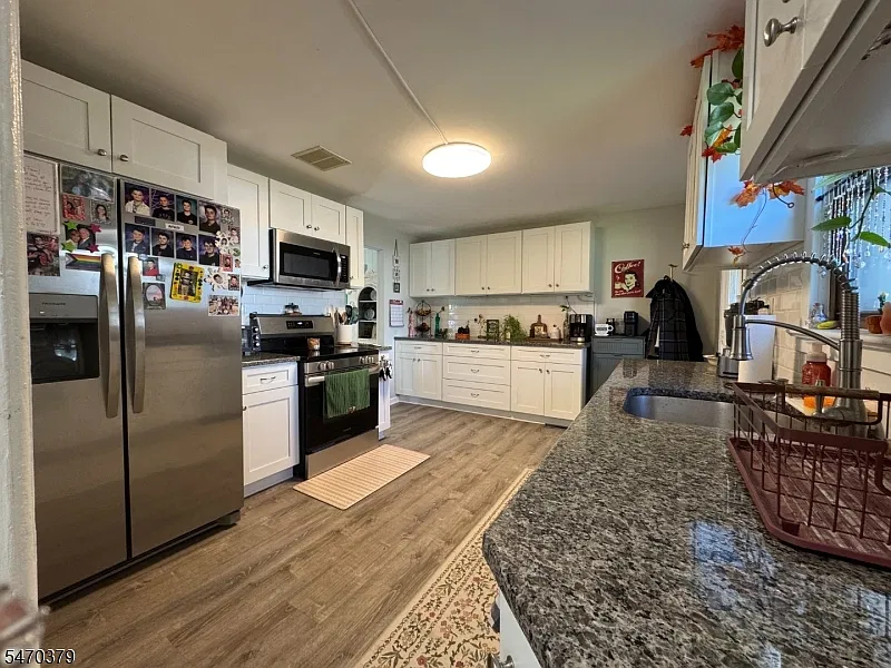 3 bed, 2.0 bath, $2,500 — Photo 3
