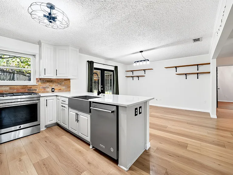 505 Whittle Way — Photo 8