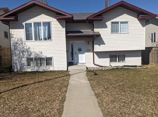 100 E Old Boomer Rd, Sylvan Lake, AB T4S2J1
