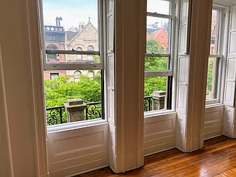 Rented by R New York