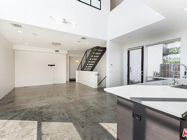 3343 Rowena Ave — Photo 9