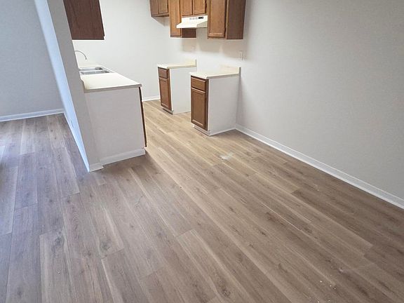 3rd image of 658 S Roberts Ave #9