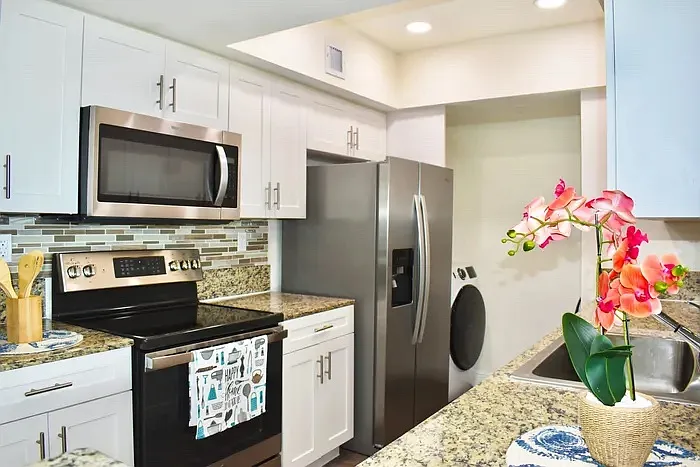 3 bed, 1200 sqft, $4,080 — Photo 2