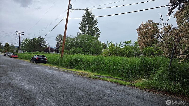 4th image of 1215 9th Street SE