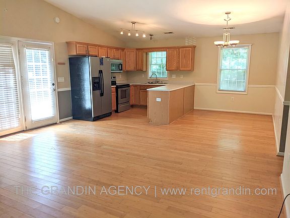 4th image of 1470 Pine Bluff Dr
