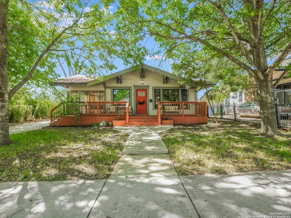 1136 W RUSSELL PL, San Antonio, TX 78201