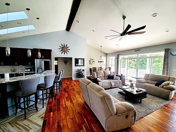 3rd image of 280 Lois Ln