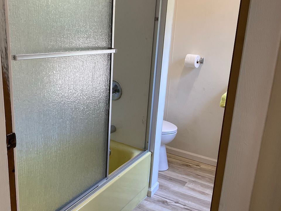 New toilet, shower surround and doors, new window and waterproof floor. Freshly painted walls and ceiling.