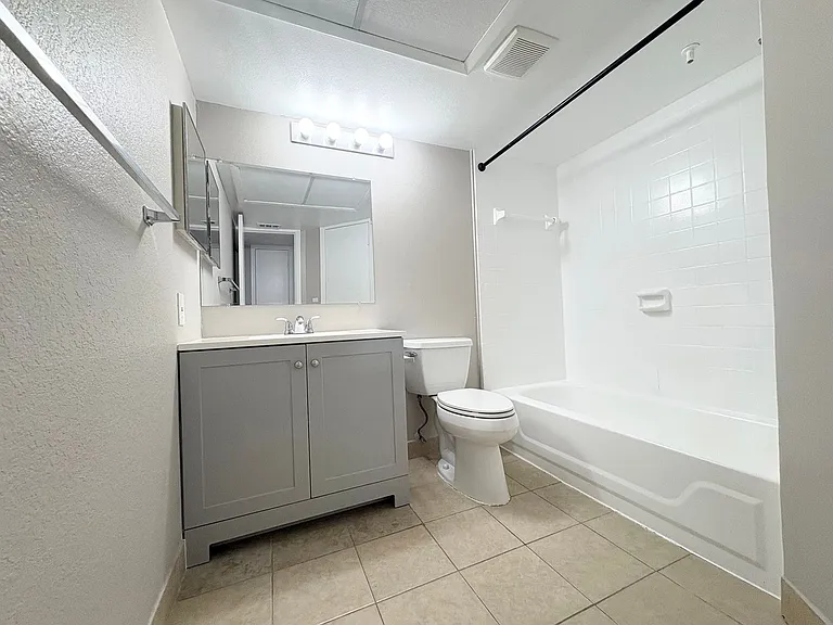 380 Lakepointe Dr #204 — Photo 13