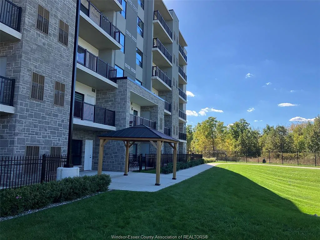 2 bed, 2.0 bath, 1095 sqft, $2,080 — Photo 2