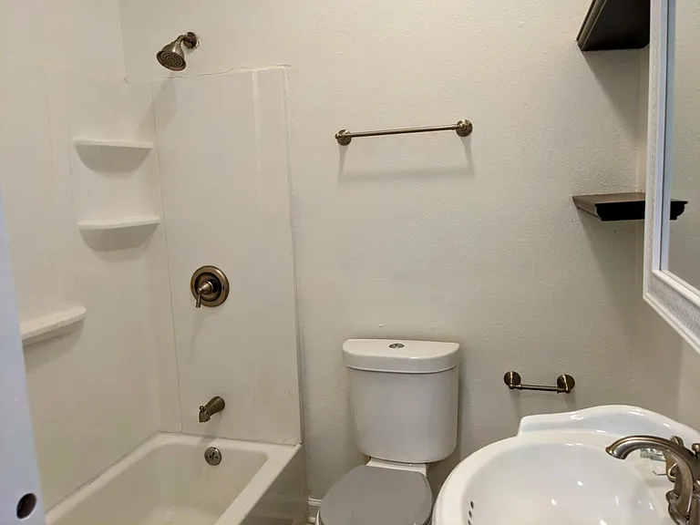 1272 Almont Dr SW — Photo 9