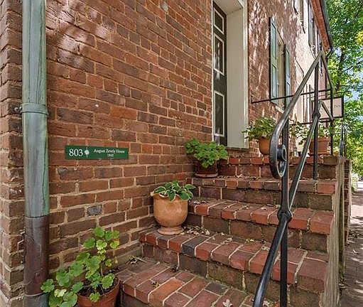 4th image of 803 S Main St