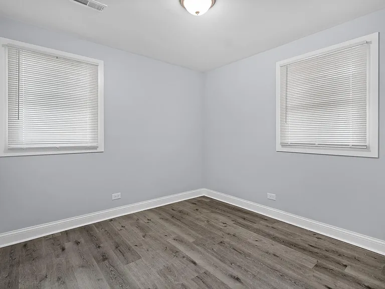 15333 Dorchester Ave — Photo 9