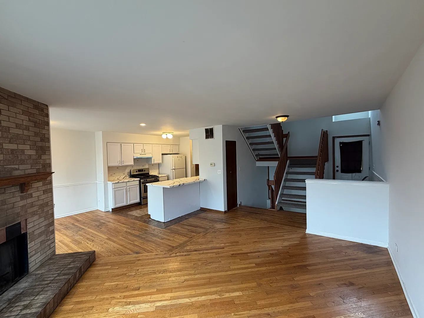 3 bed, 2.5 bath, 1428 sqft, $2,200 — Photo 2
